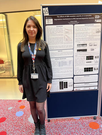 A photograph of Gizem Önal with her poster.