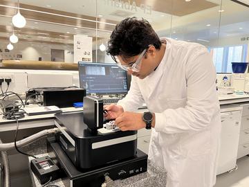 Dr Manish Kushwah using the mass photometry equipment.