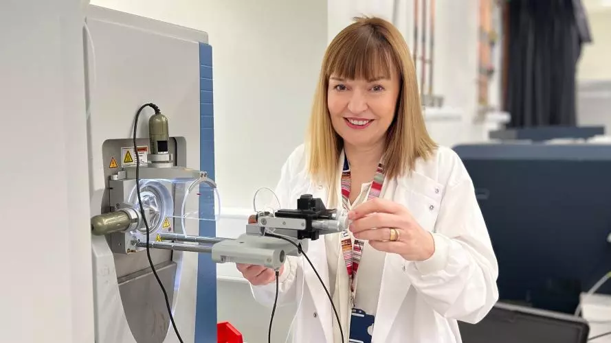 Carol Robinson at the Mass Spectrometry Lab