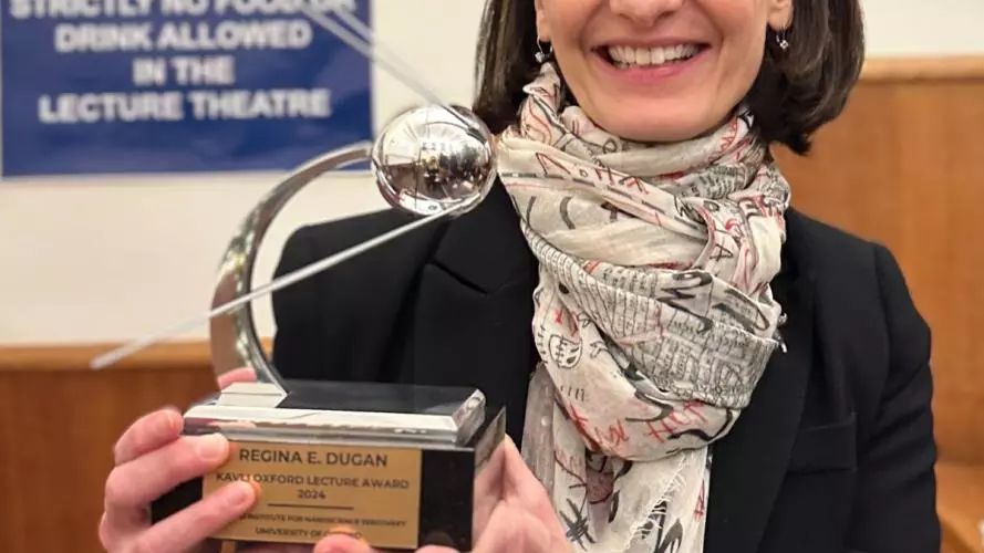 Regina with the award