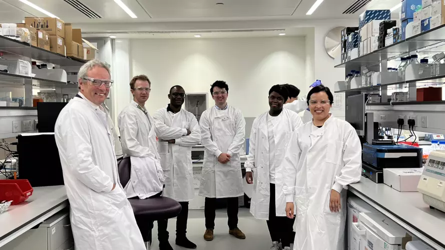 Photo of the attendees visiting the Kavli labs.